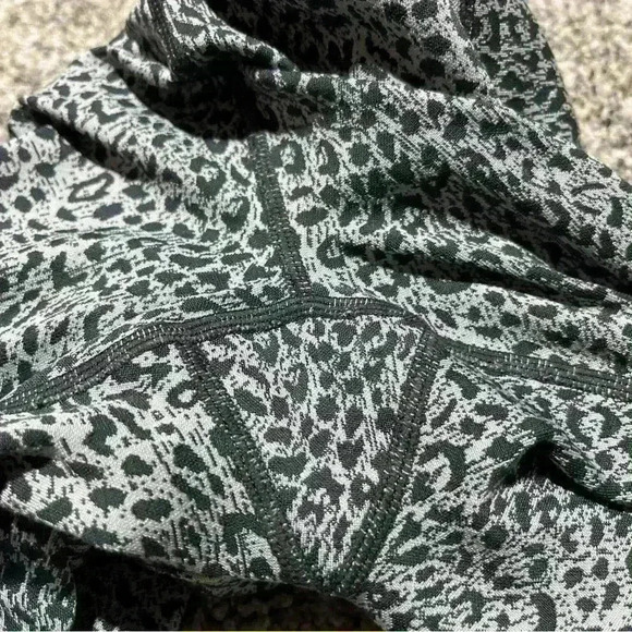 Sweaty Betty Grey Leopard Print Leggings Size M, 7/8 length - Picture 12 of 12